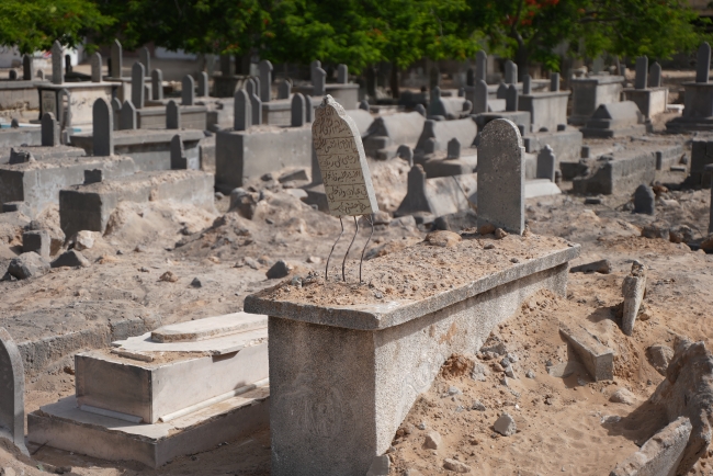 İsrail, Gazze'de mezarlıkları bile bombaladı